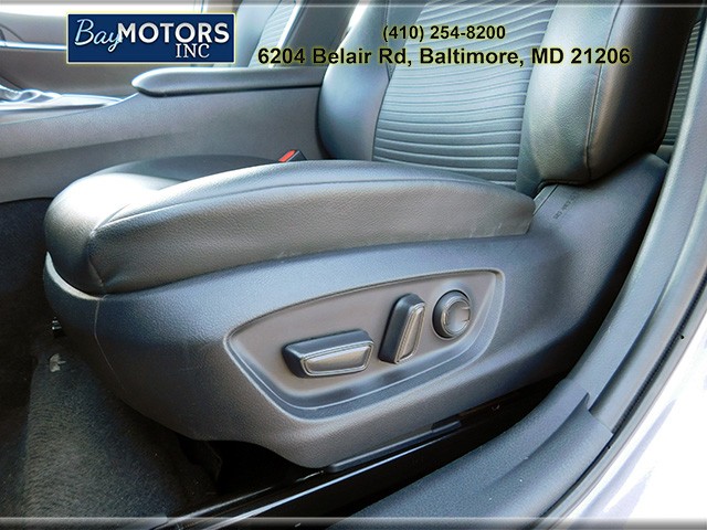 Toyota Camry Vehicle Full-screen Gallery Image 13