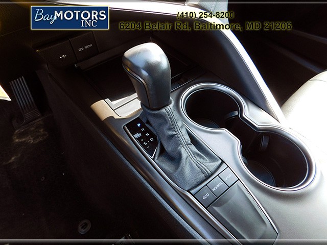 Toyota Camry Vehicle Full-screen Gallery Image 17