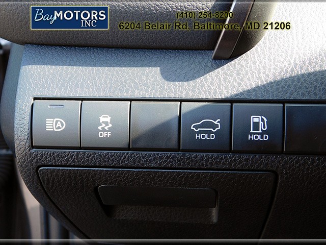 Toyota Camry Vehicle Full-screen Gallery Image 21