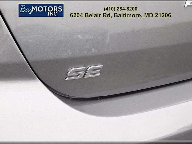Hyundai Elantra Vehicle Full-screen Gallery Image 6