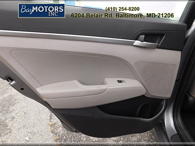 Hyundai Elantra Vehicle Full-screen Gallery Image 9