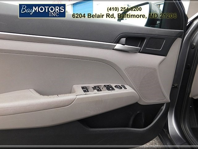Hyundai Elantra Vehicle Full-screen Gallery Image 12