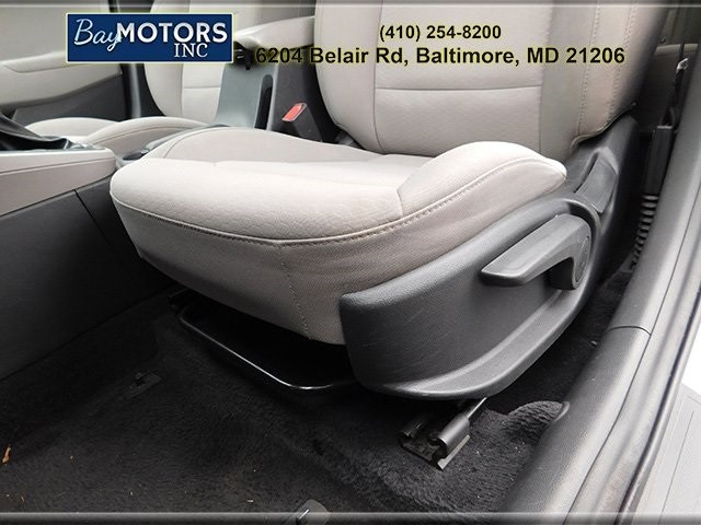 Hyundai Elantra Vehicle Full-screen Gallery Image 14