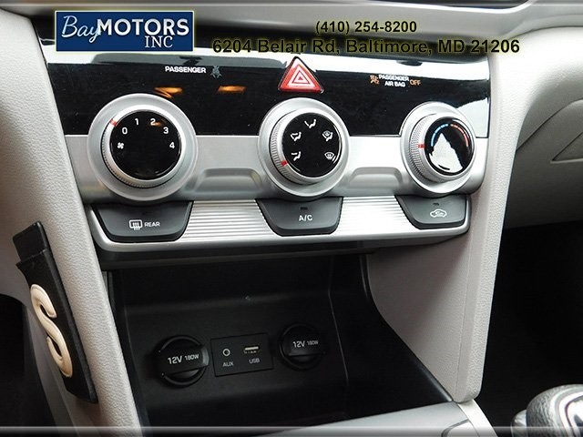 Hyundai Elantra Vehicle Full-screen Gallery Image 17