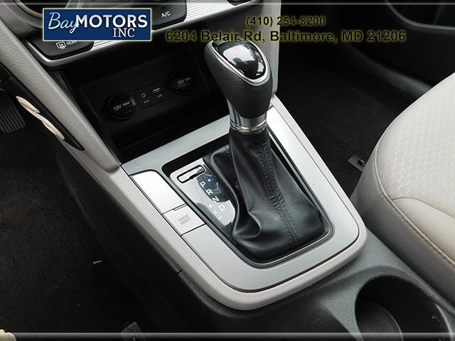 Hyundai Elantra Vehicle Full-screen Gallery Image 18