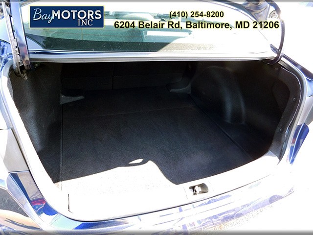 Toyota Corolla Vehicle Full-screen Gallery Image 6