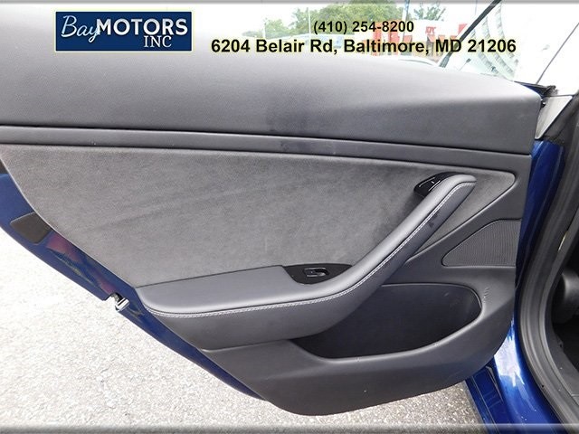 Tesla Model 3 Vehicle Full-screen Gallery Image 7