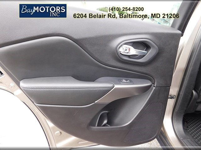 Jeep Cherokee Vehicle Full-screen Gallery Image 11