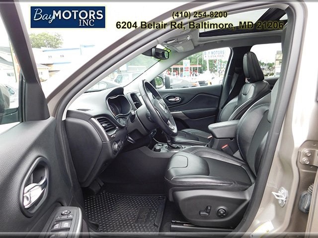 Jeep Cherokee Vehicle Full-screen Gallery Image 16