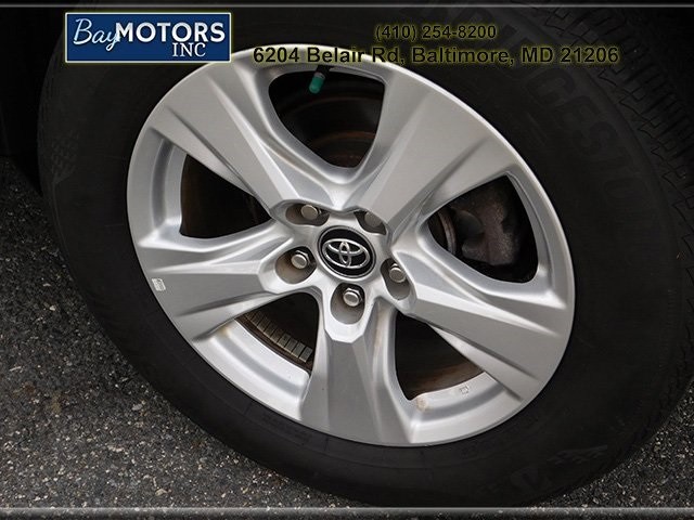 Toyota RAV4 Vehicle Full-screen Gallery Image 8