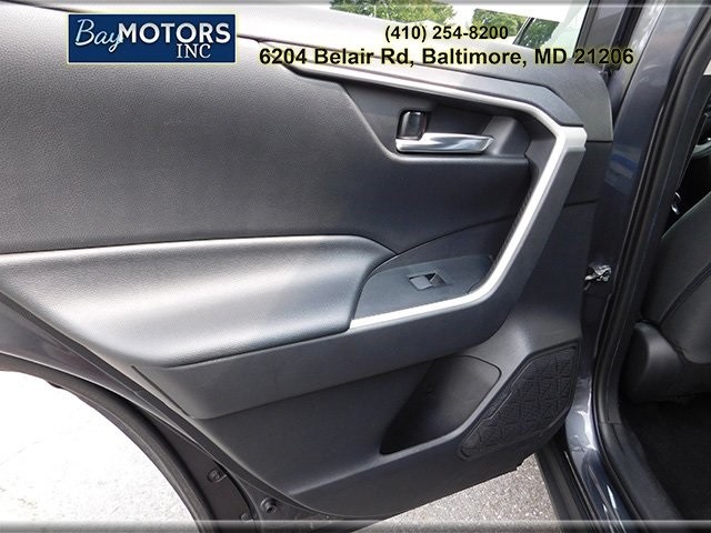 Toyota RAV4 Vehicle Full-screen Gallery Image 9