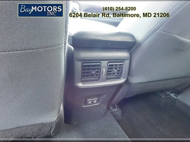 Toyota RAV4 Vehicle Full-screen Gallery Image 11
