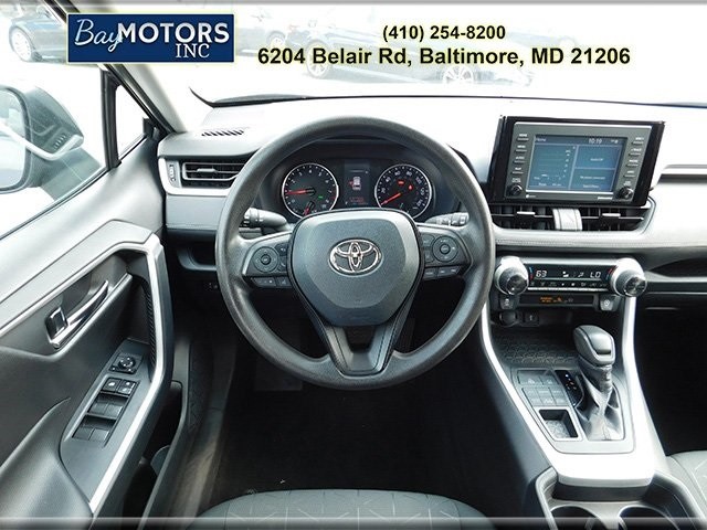 Toyota RAV4 Vehicle Full-screen Gallery Image 12