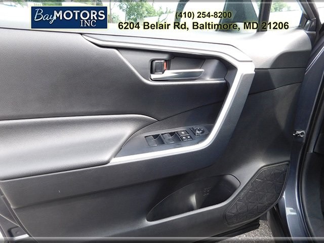 Toyota RAV4 Vehicle Full-screen Gallery Image 13