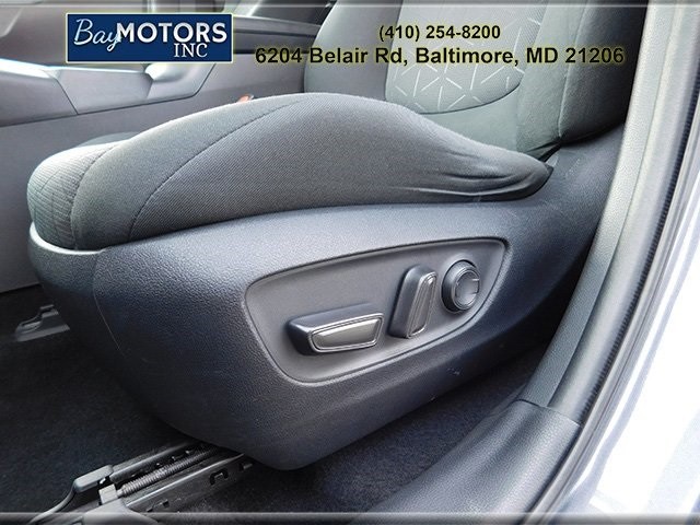 Toyota RAV4 Vehicle Full-screen Gallery Image 15