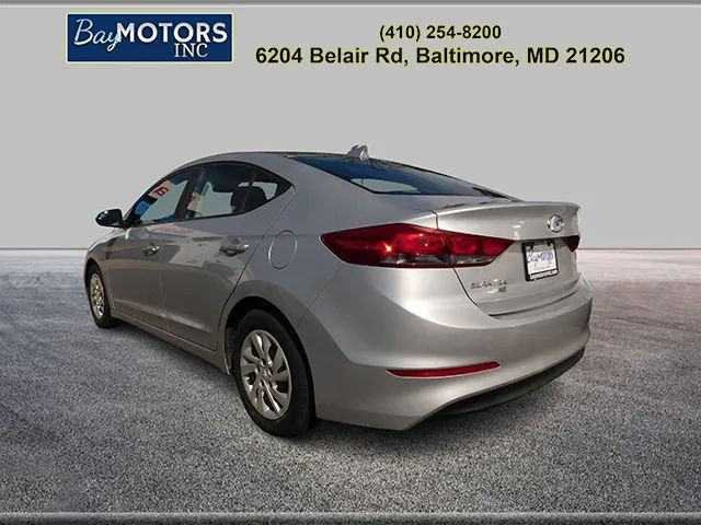 Hyundai Elantra Vehicle Full-screen Gallery Image 3