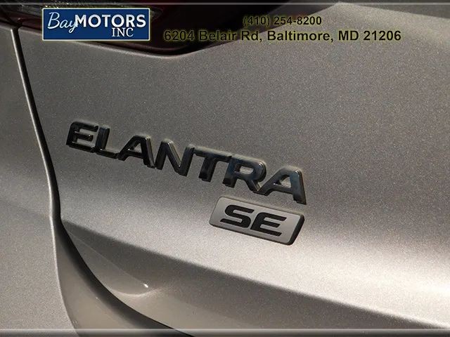 Hyundai Elantra Vehicle Full-screen Gallery Image 4