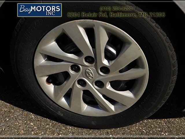 Hyundai Elantra Vehicle Full-screen Gallery Image 5