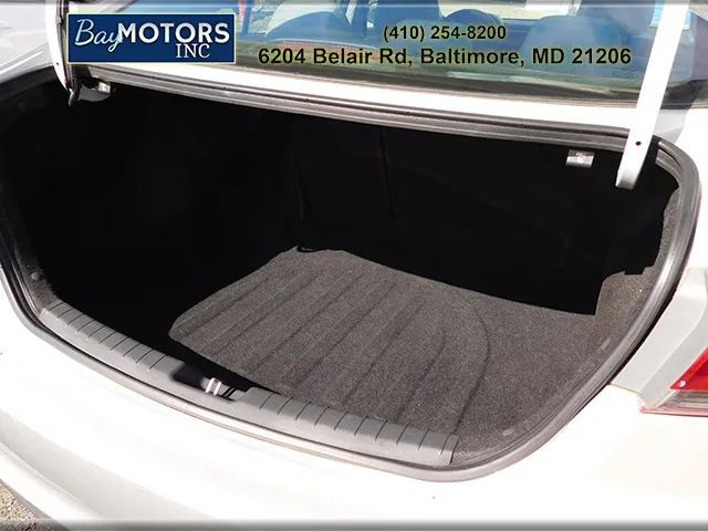Hyundai Elantra Vehicle Full-screen Gallery Image 6