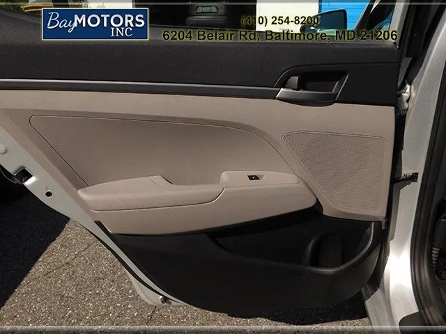 Hyundai Elantra Vehicle Full-screen Gallery Image 7