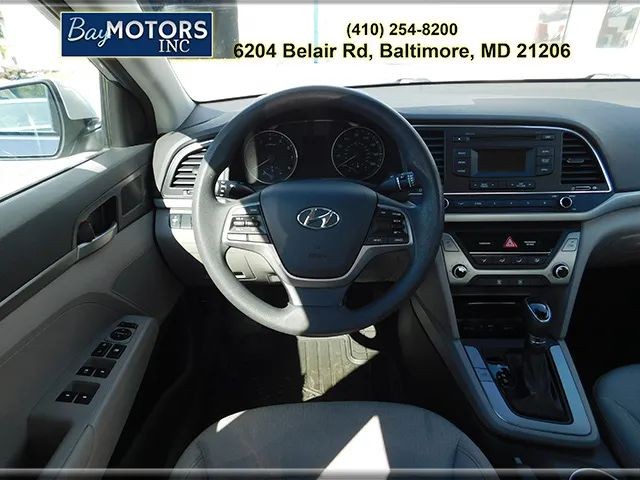 Hyundai Elantra Vehicle Full-screen Gallery Image 9