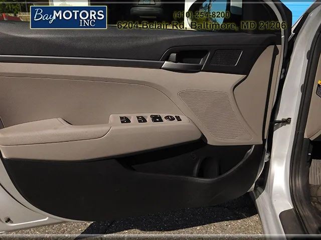 Hyundai Elantra Vehicle Full-screen Gallery Image 10