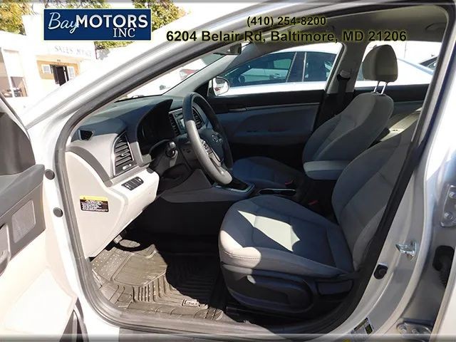 Hyundai Elantra Vehicle Full-screen Gallery Image 11