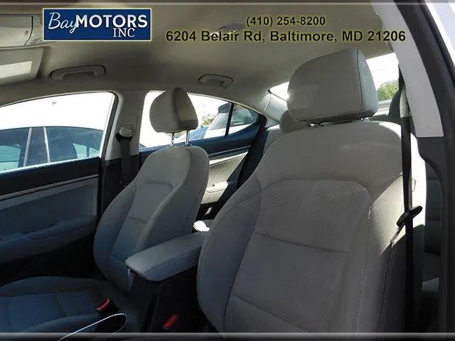Hyundai Elantra Vehicle Full-screen Gallery Image 12