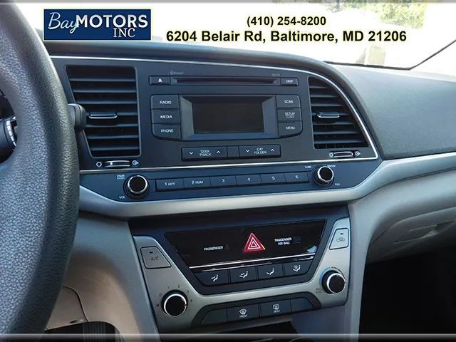Hyundai Elantra Vehicle Full-screen Gallery Image 13