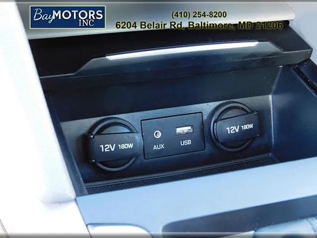 Hyundai Elantra Vehicle Full-screen Gallery Image 14