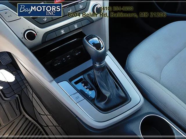 Hyundai Elantra Vehicle Full-screen Gallery Image 15