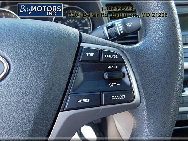 Hyundai Elantra Vehicle Full-screen Gallery Image 16