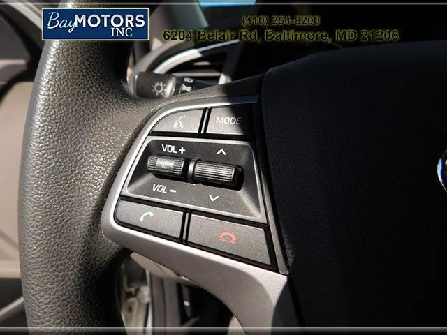 Hyundai Elantra Vehicle Full-screen Gallery Image 17
