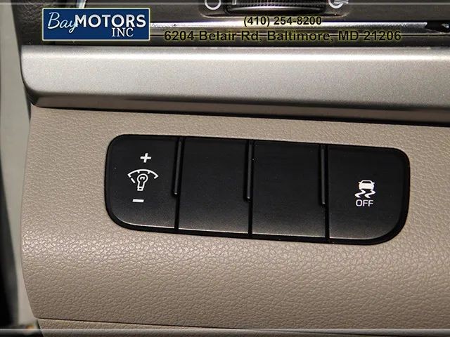 Hyundai Elantra Vehicle Full-screen Gallery Image 18