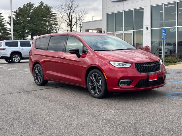 2026 Chrysler Pacifica Select's photo