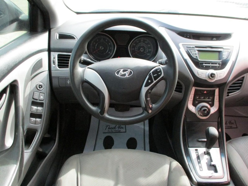 Hyundai Elantra Vehicle Image 10