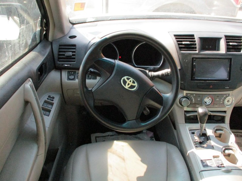 Toyota Highlander Vehicle Image 10