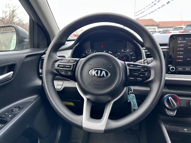 Kia Rio Vehicle Image 11