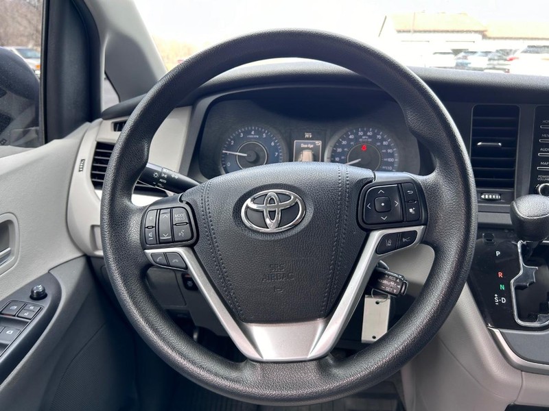 Toyota Sienna Vehicle Image 13