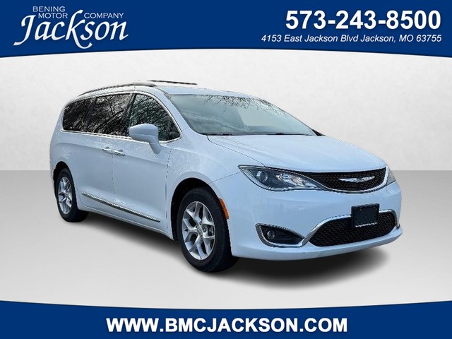 2017 Chrysler Pacifica Touring-L's photo