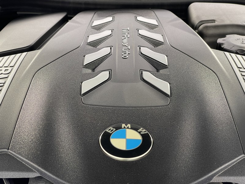 BMW 7 Series Vehicle Full-screen Gallery Image 42