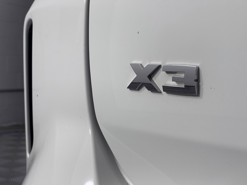 BMW X3 Vehicle Full-screen Gallery Image 12