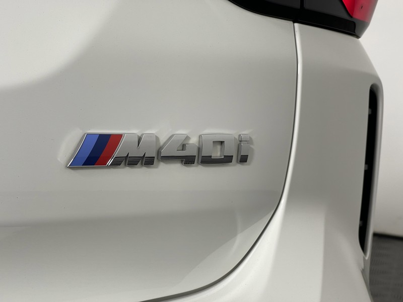 BMW X3 Vehicle Full-screen Gallery Image 14