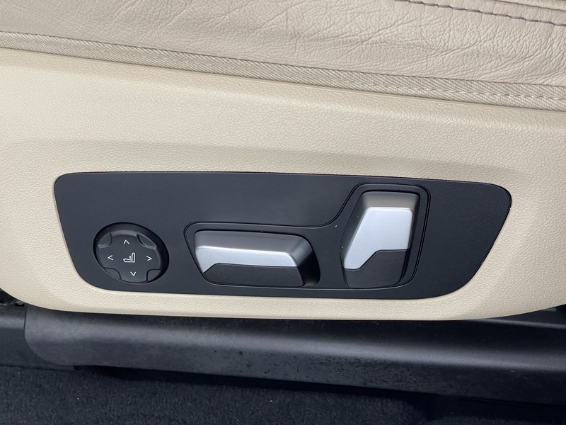 BMW X3 Vehicle Full-screen Gallery Image 19