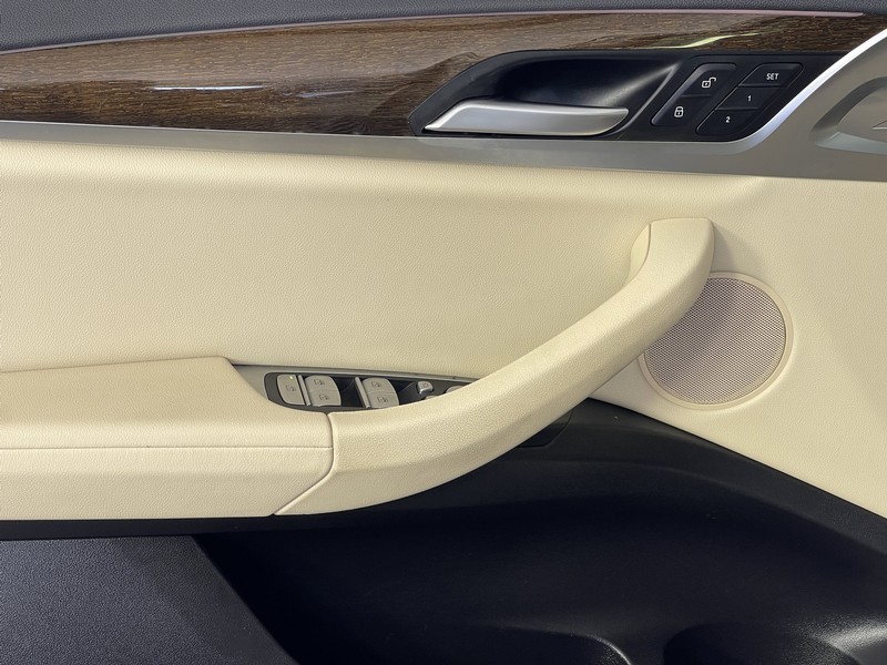 BMW X3 Vehicle Full-screen Gallery Image 20