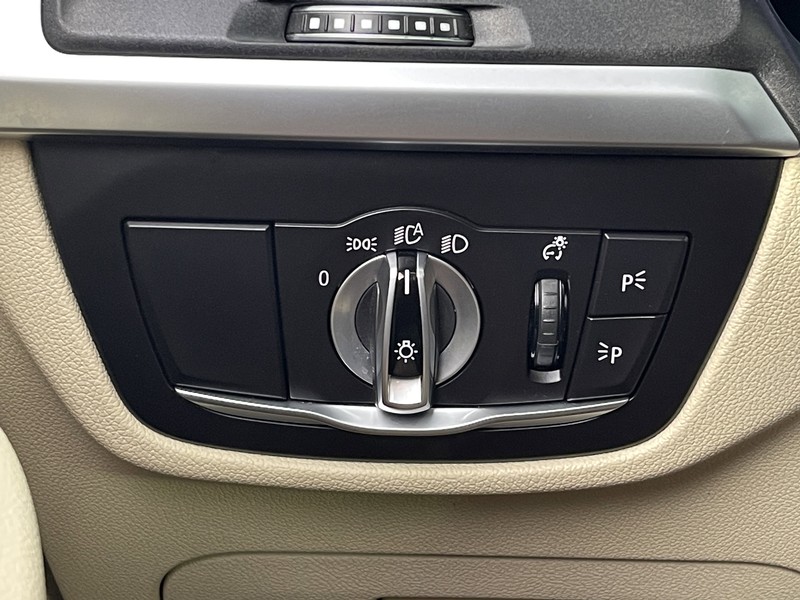 BMW X3 Vehicle Full-screen Gallery Image 22