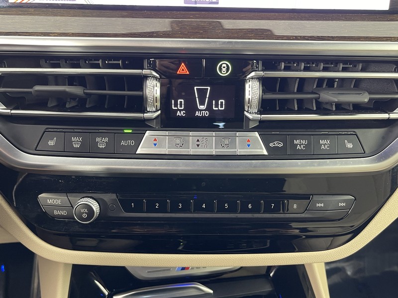 BMW X3 Vehicle Full-screen Gallery Image 29