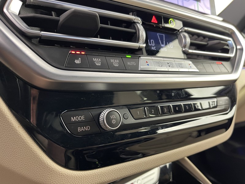 BMW X3 Vehicle Full-screen Gallery Image 30
