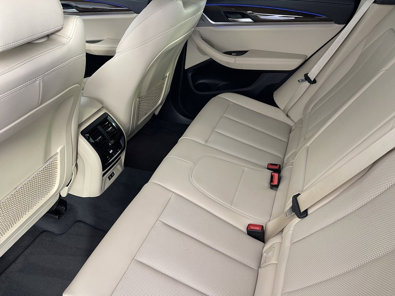 BMW X3 Vehicle Full-screen Gallery Image 33