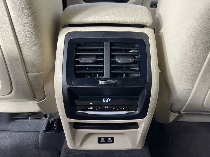 BMW X3 Vehicle Full-screen Gallery Image 34